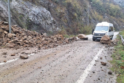 Karabük-Zonguldak kara yolundaki heyelan ulaşımı aksattı