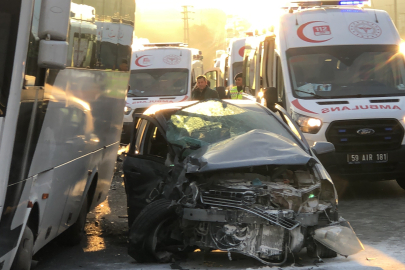 Karşı şeride geçen otomobil işçi servisiyle çarpıştı: 1 ölü, 10 yaralı