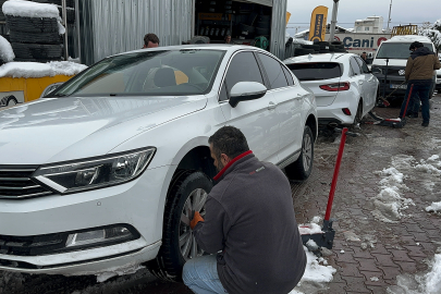 Malatya’ya kar yağdı; lastikçilerde kuyruk oluştu