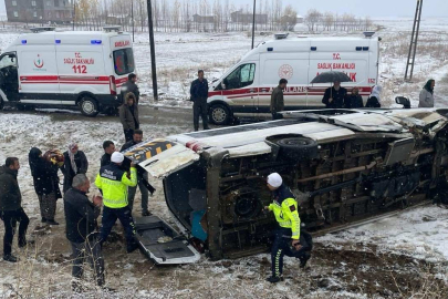 Muşta servis devrildi: 15 öğretmen ve sürücü yaralandı