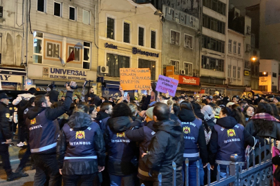 Taksim'de hareketli saatler