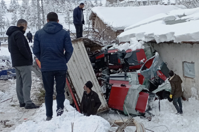 Tır evin bahçesine düştü: 1 yaralı