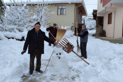 Tokat'ta kar yağışını türkülerle karşıladılar