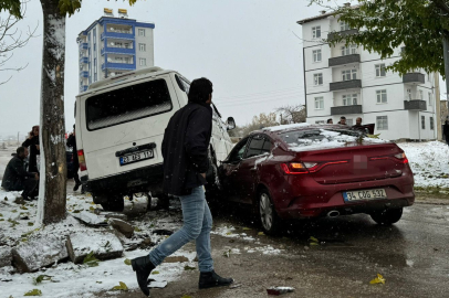 Transit ve otomobil çarpıştı: 3 yaralı