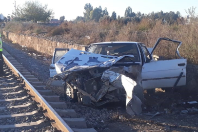 Tren ile çarpışan otomobil kullanılmaz hale geldi: 1 yaralı