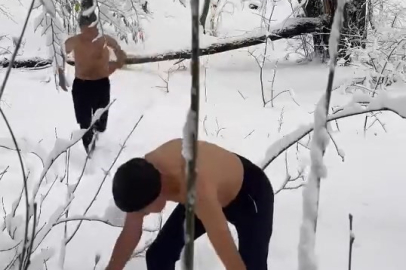 Uludağ'da dondurucu soğukta kar banyosu