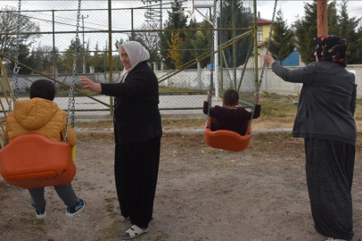 Afyonkarahisar'da 3 elti, 3 çocuğa koruyucu aile oldu