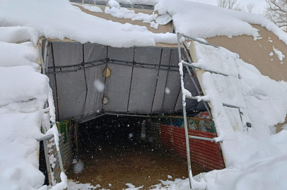 Bayburt’ta kardan ahırın damı çöktü