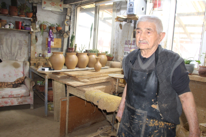 Bilecikli Osman usta 84 yılını geçirdiği çömlekçi çarkına veda etti