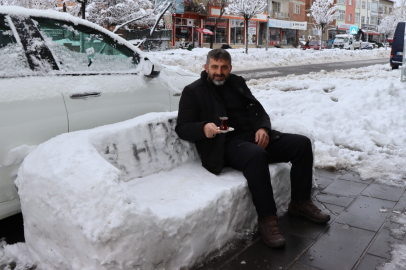 Bu kar eğlencesi diğerlerinden çok başka: Kardan koltuk yapıp çay içti