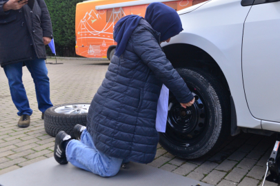 Bursa'da kadına şiddete rol değişimiyle 'dur' dediler! Erkekler dikiş dikti, kadınlar lastik değiştirdi