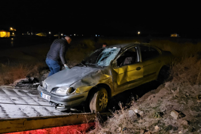 Buzlanan yolda otomobil takla attı