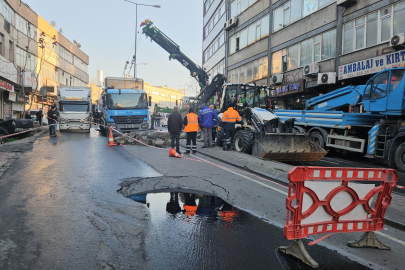 Çöken yolda sıkışan kamyon kurtarıldı