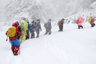 Doğaseverler 70 santimetre karda 9 kilometre yürüdü