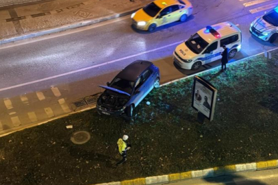 Edirne'de sürücüsünün kontrolü kaybettiği araç refüje çıktı