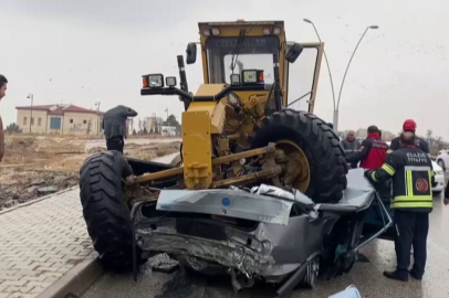 Elazığ'da kontrolden çıkan otomobil, greyderin altına girdi: Korkunç kaza kamerada