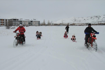 Erzincan'da kar tatilindeki çocuklar kros motoru ile kızak keyfi yaşad