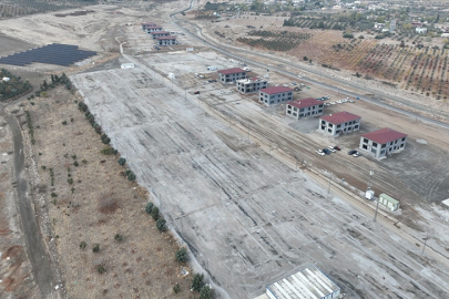 Gaziantep'te kalıcı konutlara yerleşen depremzedelerden boşalan konteynerler kaldırılıyor