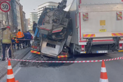 İstanbul'da yol çöktü: 2 kamyon mahsur kaldı