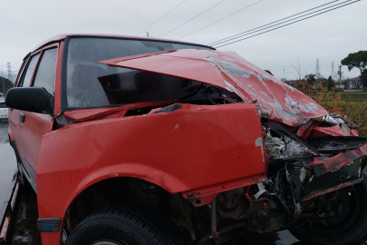 Kamyon ile çarpışan otomobilin kullanılmaz hale geldi