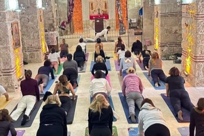 Kilisedeki yoga seansı tepki çekti! Bütün ibadethanelerimiz kutsaldır