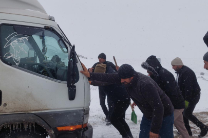 Sivas'ta karda mahsur kalan 14 araç kurtarıldı