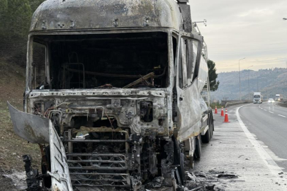 Anadolu Otoyolu'nda alev alan tır adeta demir yığınına döndü