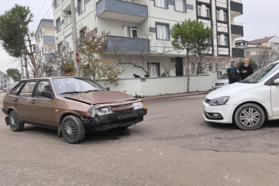 Bursa'da 2 kişinin yaralandığı kaza saniye saniye kamerada