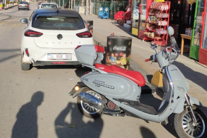 Duran otomobile çarpan motorcu ve arkadaşı yaralandı