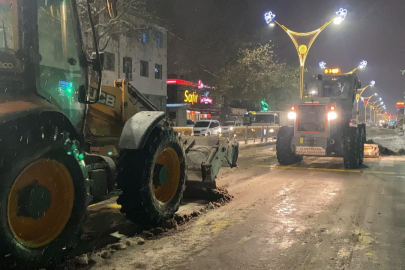 Erzincan’da karla mücadelede yoğun mesai