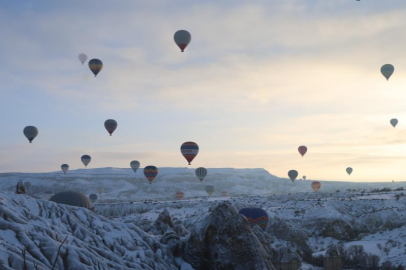 Kapadokya'da karlar arasında balon şöleni büyüledi