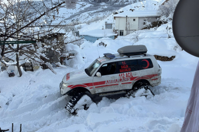 Karlı yolları aşan sağlık ekipleri yaşlı hastanın imdadına yetişti