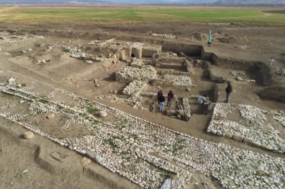 Oluz Höyük'te kutsal oda ve taş ortaya çıkarıldı