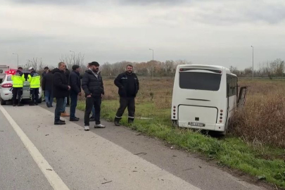 Sakarya’da telefonla oynayan sürücü boş araziye daldı