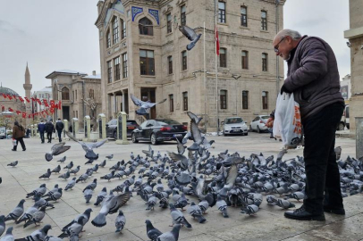 Soğuk havaya rağmen kuşları unutmayan emekli öğretmen yürekleri ısıttı