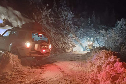 Artvin’de kardan yolu kapanan köyde mahsur kalan hasta kurtarıldı