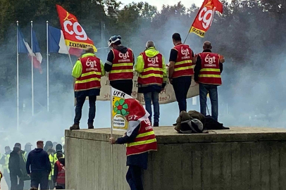 Fransa'da toplu işten çıkarmalara karşı ülke genelinde grev çağrısı yapıldı