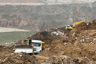 Hafriyat döküm sahasında toprak kayması! Kamyonlar aşağı sürüklendi