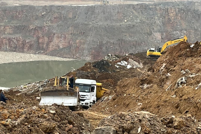 Hafriyat döküm sahasında toprak kayması! Kamyonlar aşağı sürüklendi