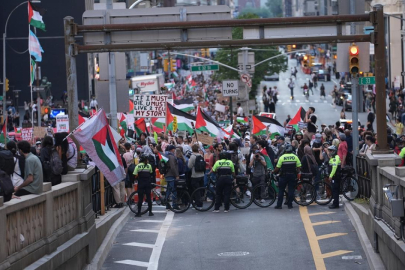 New York'ta Şükran Günü yürüyüşüne katılan Filistin destekçilerine polisten müdahale!