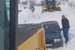 Ordu'da kar nedeniyle yolda mahsur kalan vatandaş kurtarıldı