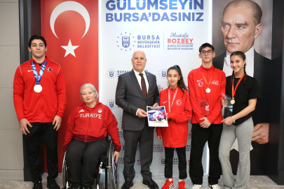 Şampiyon sporculardan Başkan Bozbey’e ziyaret