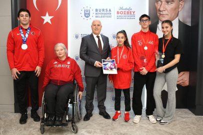 Şampiyon sporculardan Başkan Bozbey’e ziyaret