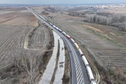 Edirne Hamzabeyli'de 25 kilometrelik tır kuyruğu oluştu