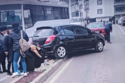 El frenini çekmeyi unuttu, hareket eden araç kendisine çarptı