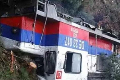 Sırbistan'da tren istasyonunda ölen 15 kişi anısına 15 dakikalığına trafik durdu