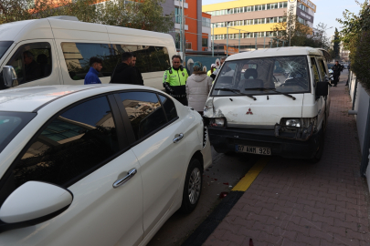 Antalya'da gasp ettiği panelvan kaçan şahıs, park halindeki araçlara çarpınca yakalandı