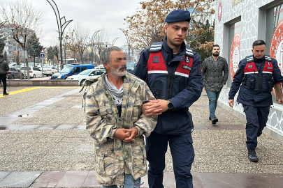 Alkollü şahıs kendisini uyaran kahveciyi bıçakladı