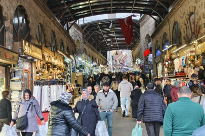 Bursa çarşılarında hava şartlarına rağmen yoğunluk sürüyor