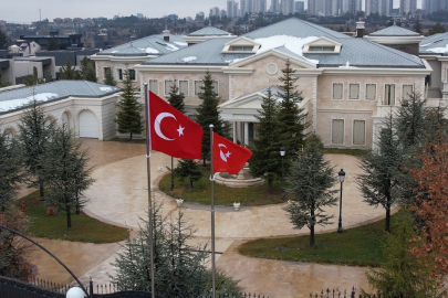 FETÖ'nün malikanesine Türk bayrakları çekildi